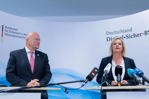 Nancy Faser steht steht bei einem Besuch im Bundesamt für Sicherheit in der Informationstechnik neben Arne Schönbohm