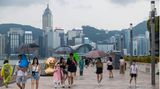 Familien laufen über eine Straße in Hongkong