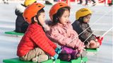2. Südkorea Kinder in Busan, Südkorea, werden auf Schlitten über eine Eisbahn gezogen