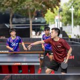 Jugendliche spielen Tischtennis in Singapur