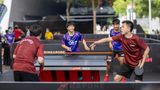 Jugendliche spielen Tischtennis in Singapur