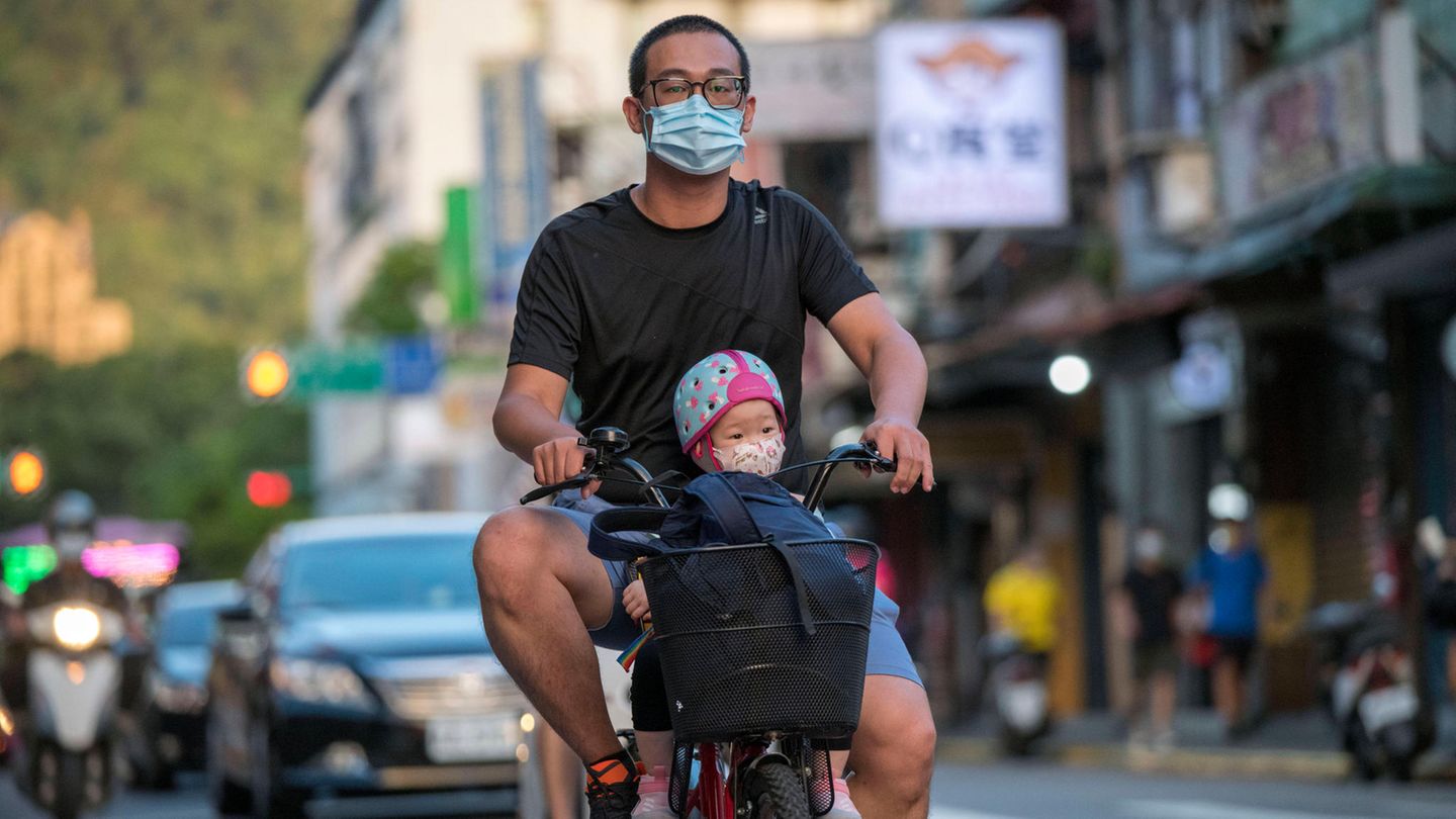 9. Taiwan In Taiwan fährt ein Vater mit seinem Kind auf dem Roller