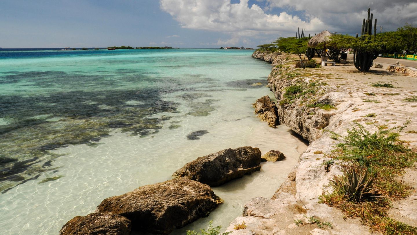10. Aruba Der Strand von Aruba, einer kleinen Karibikinsel vor der Küste Venezuelas,