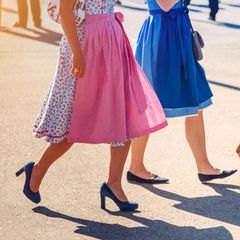 Frauen mit Dirndl auf dem Oktoberfest in München