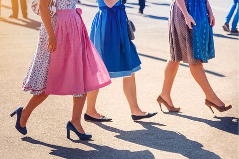 Frauen mit Dirndl auf dem Oktoberfest in München