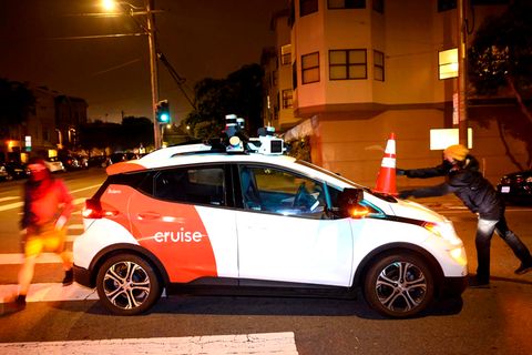 Maskierte Aktivisten von Safe Street Rebel setzen in San Francisco ein Robotaxi außer Gefecht