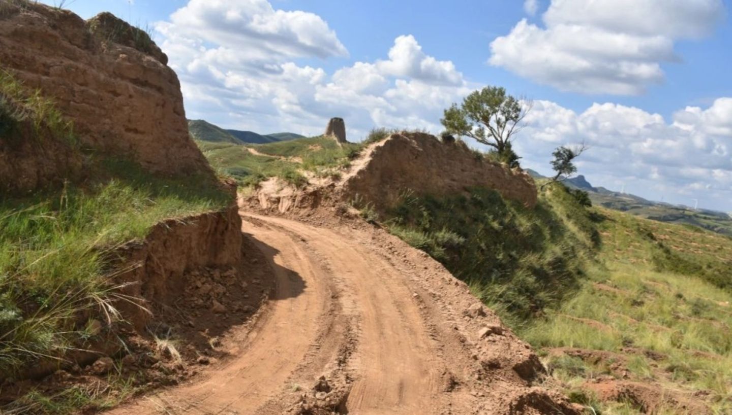 Die Bresche führt mitten durch die Mauer