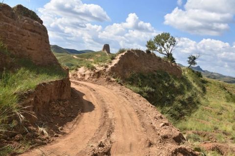 Die Bresche führt mitten durch die Mauer