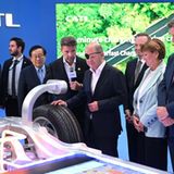 Hoher Politikerbesuch auf der IAA: Neben Bundeskanzler Scholz (SPD, 4.v.r) statten auch Verkehrsminister Volker Wissing (FDP, 3.v.r) sowie CSU-Chef Markus Söder (r.) der Messe einen Besuch ab