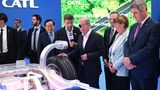 Hoher Politikerbesuch auf der IAA: Neben Bundeskanzler Scholz (SPD, 4.v.r) statten auch Verkehrsminister Volker Wissing (FDP, 3.v.r) sowie CSU-Chef Markus Söder (r.) der Messe einen Besuch ab