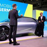 Nach der Eröffnungsfeier startet Scholz zu einem zweistündigen Rundgang durch die Messehallen, um sich die Neuheiten der deutschen Autobauer und Zulieferer zeigen zu lassen. An großen Modellen ...