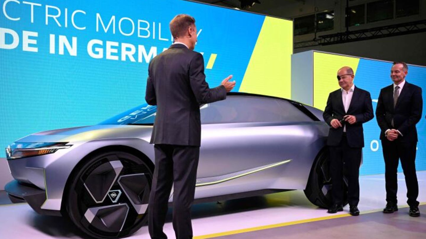 Nach der Eröffnungsfeier startet Scholz zu einem zweistündigen Rundgang durch die Messehallen, um sich die Neuheiten der deutschen Autobauer und Zulieferer zeigen zu lassen. An großen Modellen ...