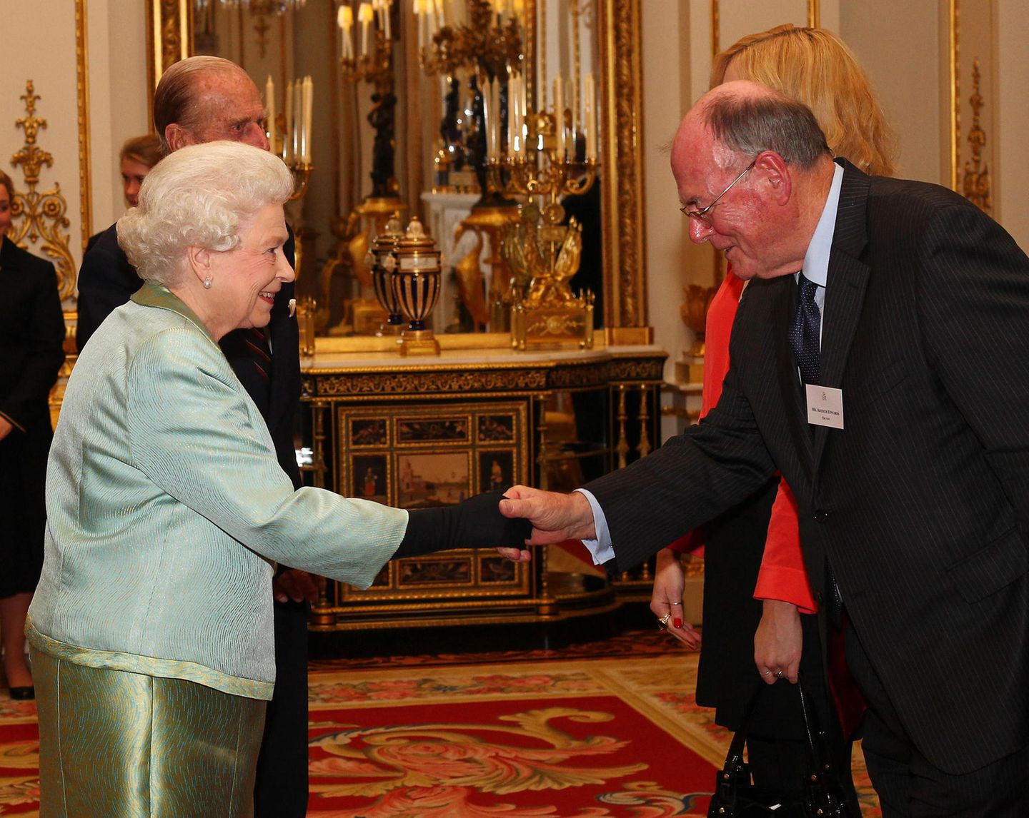 Die Queen schüttelt dem Fotografen Arthur Edwards die Hand