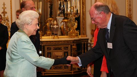 Die Queen schüttelt dem Fotografen Arthur Edwards die Hand