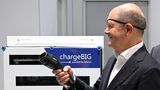 Hier begutachtet der Kanzler eine Ladestation für Elektroautos. Scholz hat für die nächsten Wochen ein Gesetz angekündigt, dass Tankstellenbetreiber dazu verpflichte, schnelle Lademöglichkeiten für E-Autos zur Verfügung zu stellen