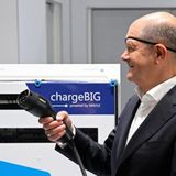 Hier begutachtet der Kanzler eine Ladestation für Elektroautos. Scholz hat für die nächsten Wochen ein Gesetz angekündigt, dass Tankstellenbetreiber dazu verpflichte, schnelle Lademöglichkeiten für E-Autos zur Verfügung zu stellen