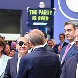 Gestört wurde Scholz' Rundgang von mehreren Greenpeace-Aktivisten. An den Ständen von BMW und Mercedes stiegen sie auf Autos und hielten Banner mit der Aufschrift "The Party is over" in die Höhe