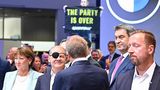 Gestört wurde Scholz' Rundgang von mehreren Greenpeace-Aktivisten. An den Ständen von BMW und Mercedes stiegen sie auf Autos und hielten Banner mit der Aufschrift "The Party is over" in die Höhe