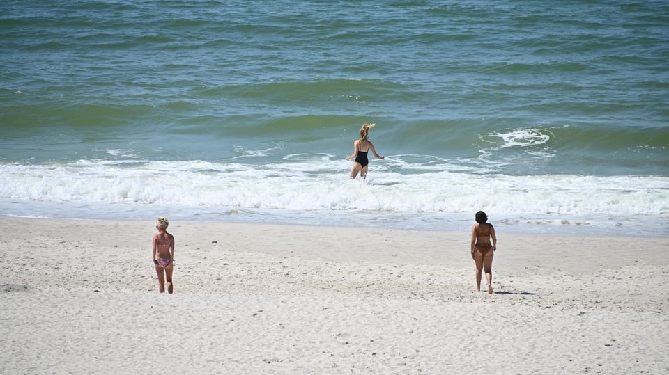 Mehrere Frauen am Strand