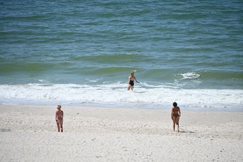 Mehrere Frauen am Strand