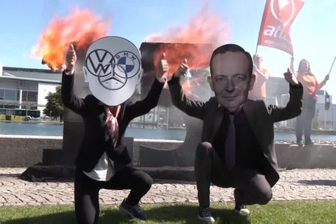 Video: Klimaziele gehen in Rauch auf - Protest bei der Automesse IAA