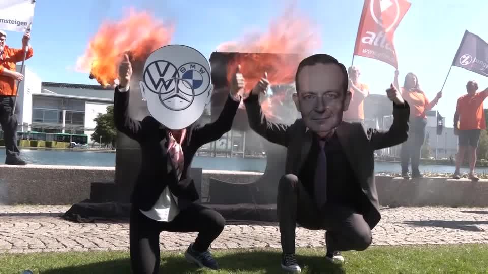 Video: Klimaziele gehen in Rauch auf - Protest bei der Automesse IAA
