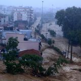 Dort wurden Autos von den Wassermassen ins Meer gespült, Keller und Ladengeschäfte liefen voll