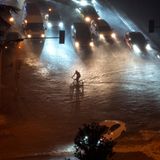 Ähnlich dramatisch ist die Lage in der Türkei. In Istanbul fährt ein Wagemutiger trotzdem in den Fluten Rad. In der Metropole starben nach Angaben des Gouverneurs zwei Menschen