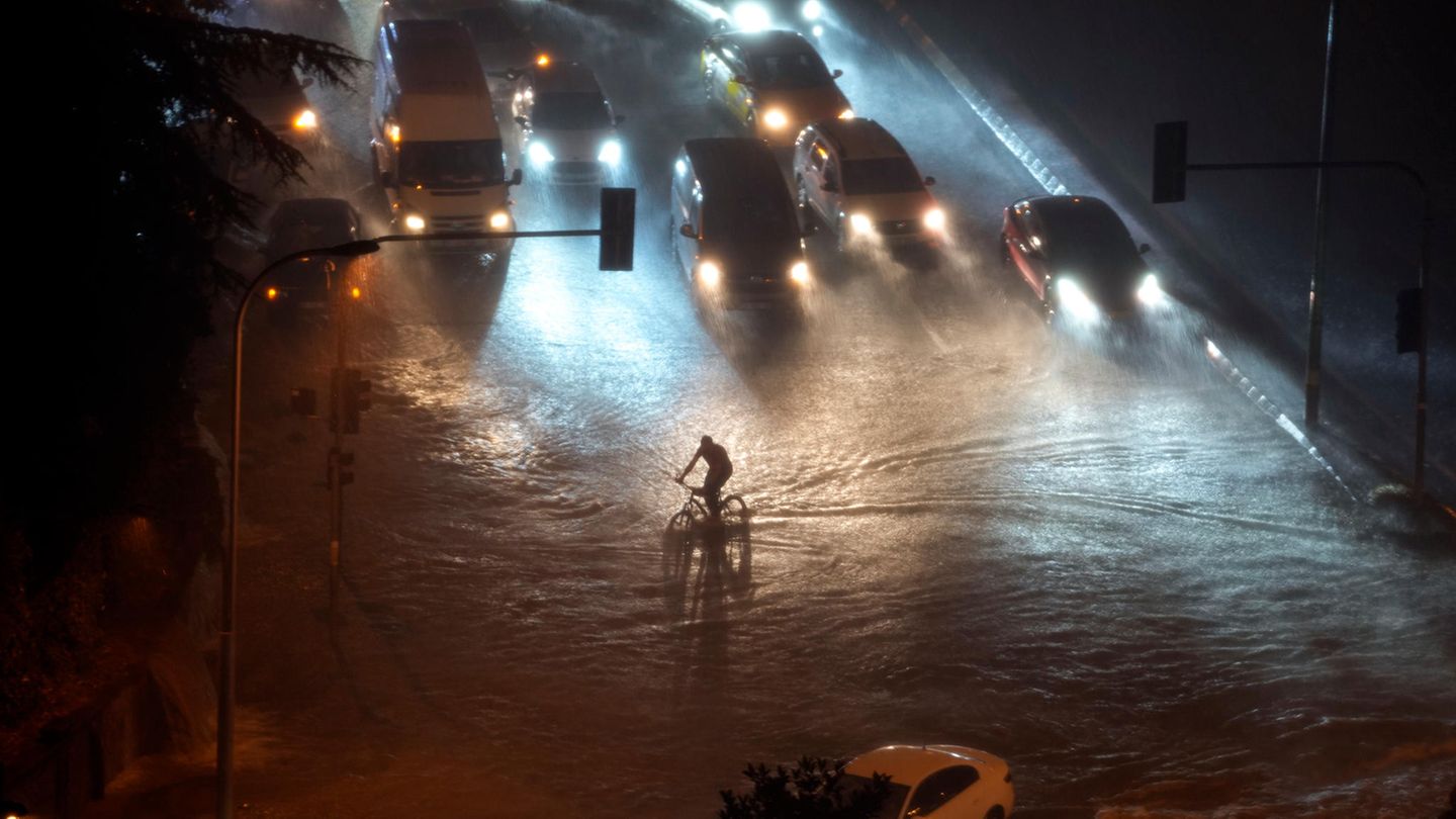 Ähnlich dramatisch ist die Lage in der Türkei. In Istanbul fährt ein Wagemutiger trotzdem in den Fluten Rad. In der Metropole starben nach Angaben des Gouverneurs zwei Menschen