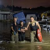 Ziemlich entkräftet wirkt dieser Mann im Istanbuler Stadtteil Kucukcekmece, als Retter ihn in Sicherheit bringen