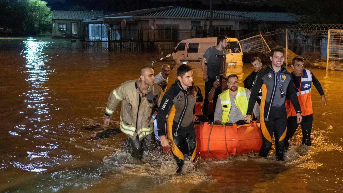 Auch Gummiboote sind mitten in Istanbul im Einsatz, um Menschen aus den überfluteten Stadtteilen heraus zu bringen