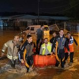 Auch Gummiboote sind mitten in Istanbul im Einsatz, um Menschen aus den überfluteten Stadtteilen heraus zu bringen