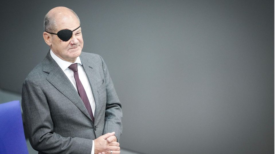 Bundeskanzler Olaf Scholz (SPD), nimmt an der Generaldebatte des Bundestags teil