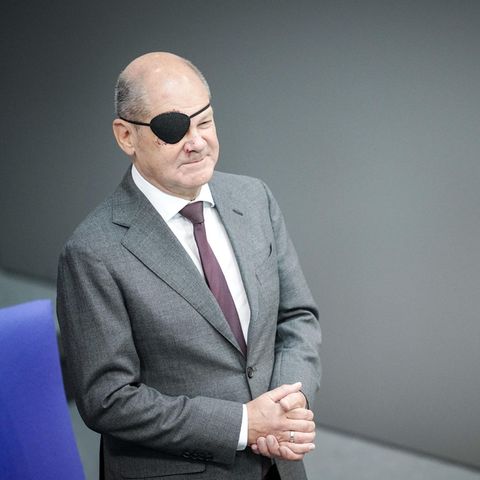 Bundeskanzler Olaf Scholz (SPD), nimmt an der Generaldebatte des Bundestags teil