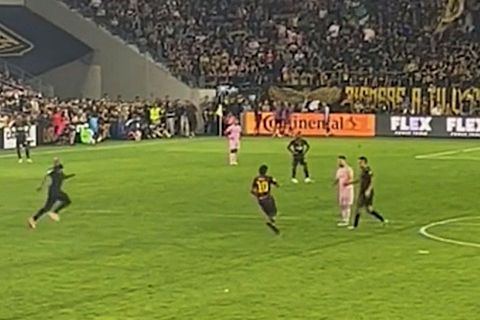 Ein Fan rannte beim Spiel LAFC gegen Inter Miami am Sonntag aufs Spielfeld, um Superstar Leo Messi zu grüßen. Doch der Flitzer hatte die Rechnung ohne den flinken Leibwächter Yassine Chueko gemacht.