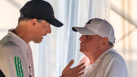 Bayerns Trainer Thomas Tuchel (l.) spricht mit Ehrenpräsident Uli Hoeneß: "Man kann doch mal unterschiedlicher Meinung sein"