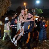 Ein Retter evakuiert eine Frau in Istanbul per Muskelkraft