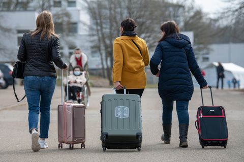 Deutschland: Drei aus der Ukraine stammende Frauen gehen in der Landeserstaufnahmestelle für Flüchtlinge zu ihrem Quartier