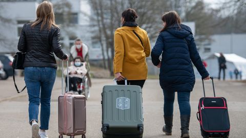 Deutschland: Drei aus der Ukraine stammende Frauen gehen in der Landeserstaufnahmestelle für Flüchtlinge zu ihrem Quartier