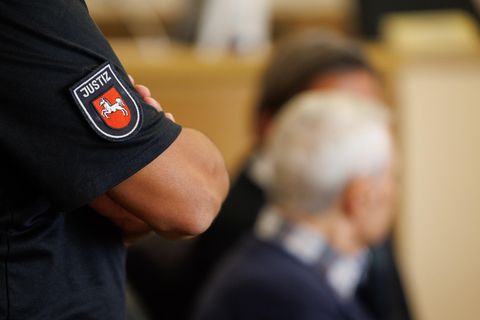 Giuseppe Del B. sitzt bei Prozessbeginn auf der Anklagebank