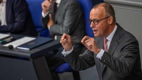 CDU-Chef Friedrich Merz (r.) bei der Generaldebatte im Bundestag