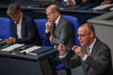 CDU-Chef Friedrich Merz (r.) bei der Generaldebatte im Bundestag
