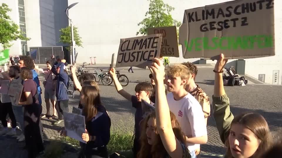 Video: Fridays for Future nutzt Generaldebatte für lautstarke Proteste