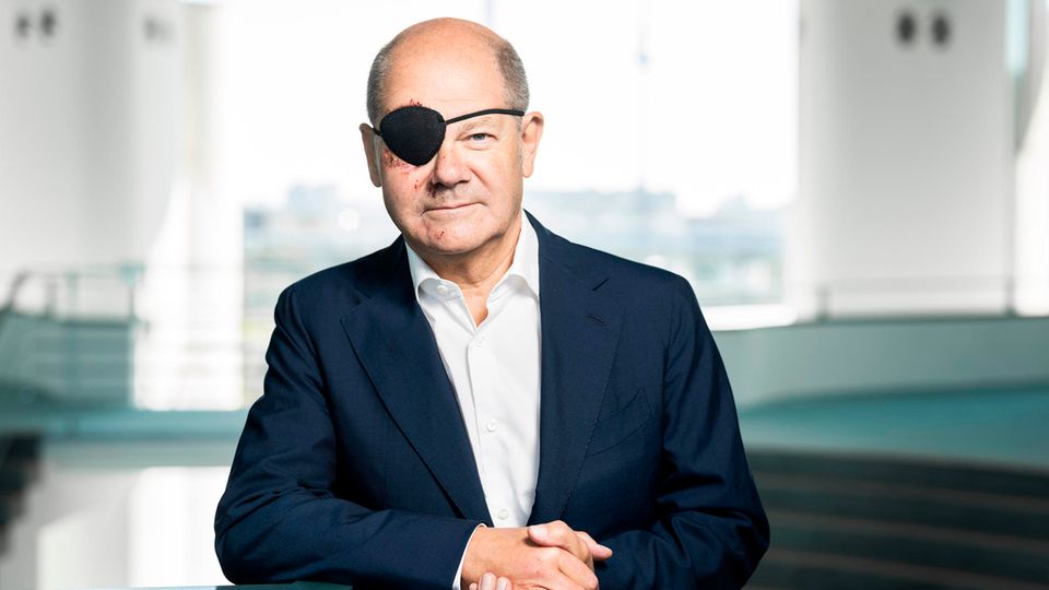 Bundeskanzler Olaf Scholz (SPD) mit Augenklappe, die er aufgrund einer Sportverletzung trägt