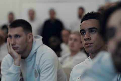 Lange Gesichter: Niklas Süle (links) und Jamal Musiala in der Dokumenation "All or Nothing"