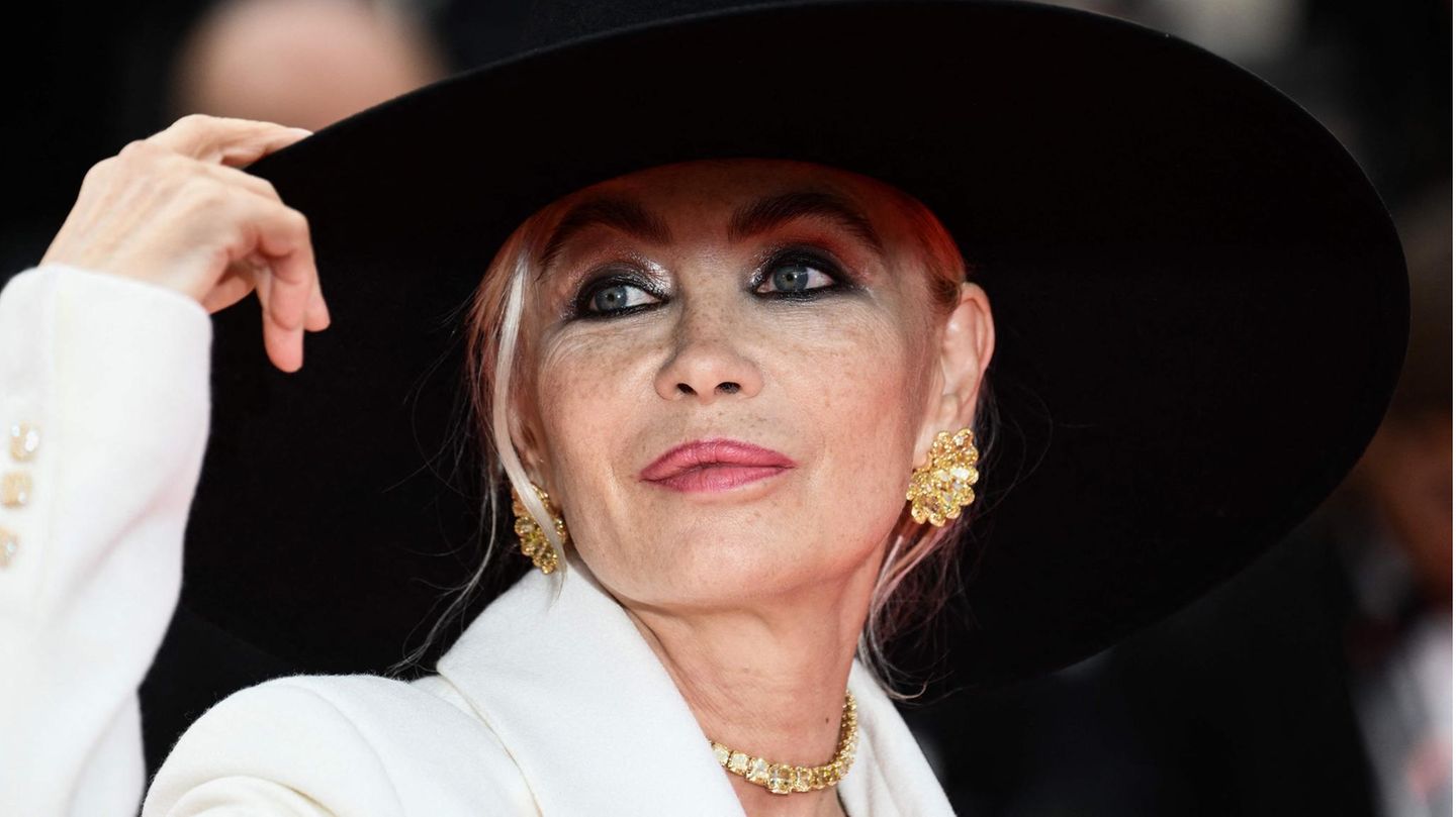 Emmanuelle Béart speaks about abuse by a family member