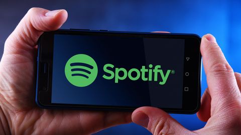 Das Logo der Firma Spotify auf einem Smartphone-Display
