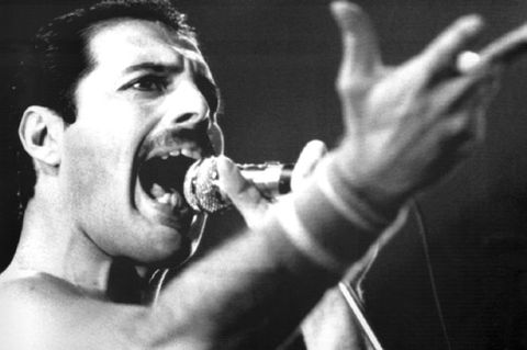 Queen-Ikone Freddie Mercury singt auf einer Bühne