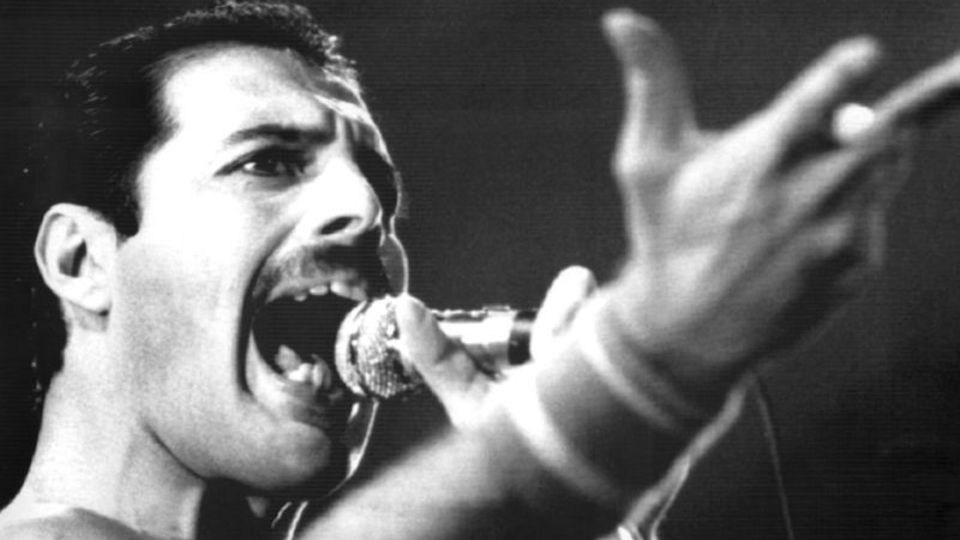 Queen-Ikone Freddie Mercury singt auf einer Bühne