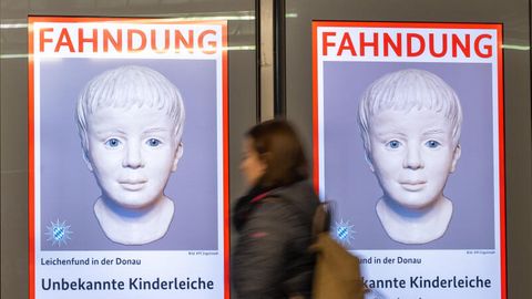 Eine Frau geht am Münchener Ostbahnhof an einem digitalen Fahndungsplakat vorbei. Nach einem Aufruf der Polizeibehörde Interpol gibt es nun Hinweise